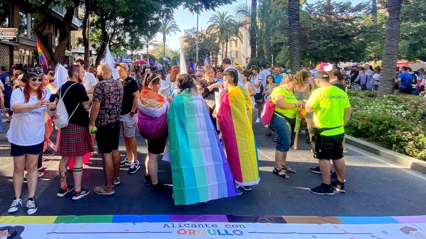 Multitudinario Orgullo LGTBIQ+ en Alicante