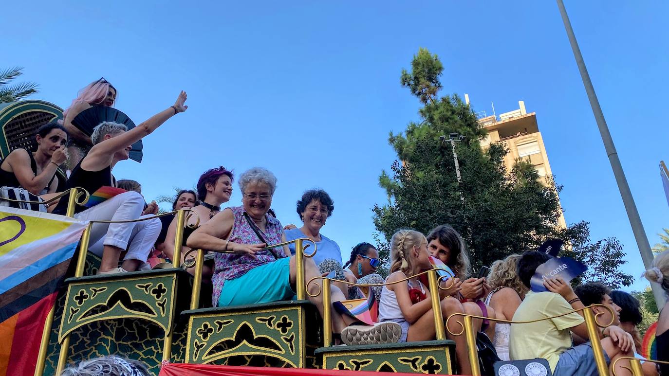 Multitudinario Orgullo LGTBIQ+ en Alicante