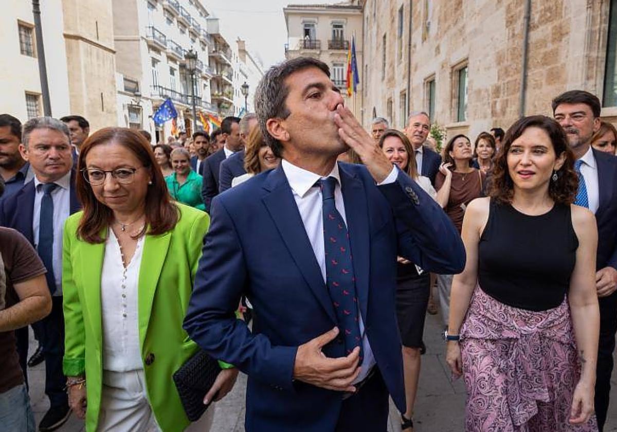 El nuevo president de la Generalitat, Carlos Mazón, en su camino de Les Corts al Palau.