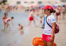 Voluntaria de Cruz Roja a pie de playa.