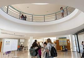 Estudiantes en el Aulario 2 de la Universidad de Alicante.