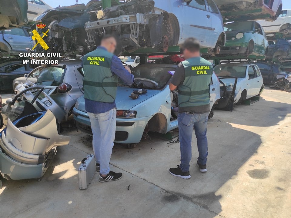 Agentes de la Benemérita inspeccionan varios coches.