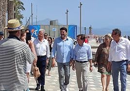 Barcala, Almeida, Macarena Montesinos y Toni Pérez, en la playa de San Juan.