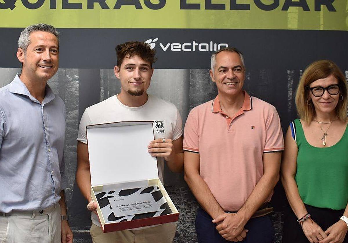 El joven héroe, con su placa, acompañado por sus padres y el director de Movilidad Urbana de Vectalia.