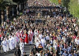 Romería de la Santa Faz, acompañada de la Virgen del Remedio.