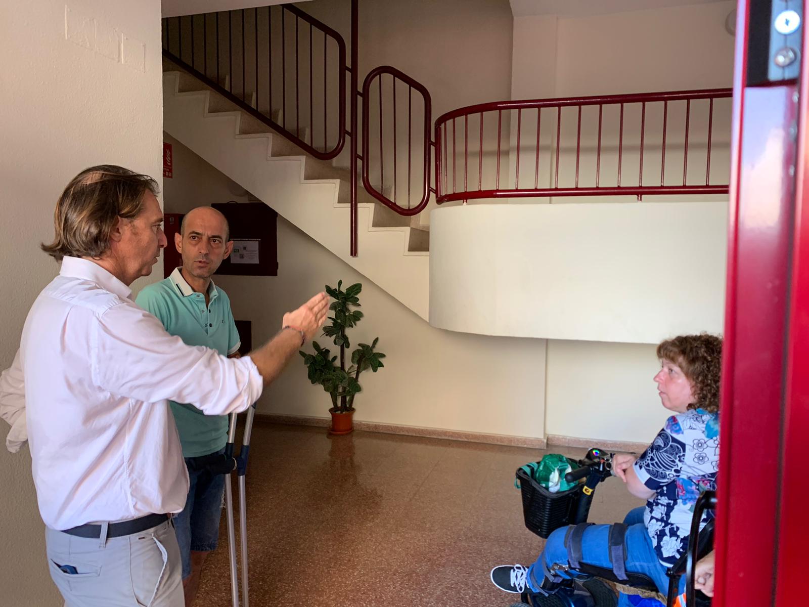 El concejal de Vivienda, con los vecinos.