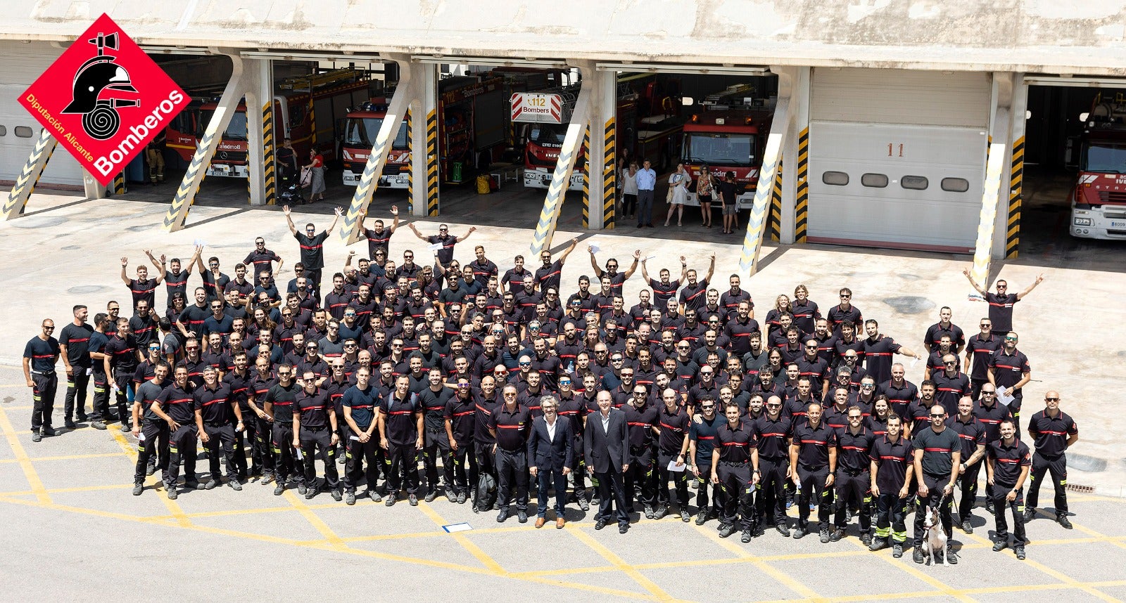 Los nuevos efectivos posan en el Parque Central de Bomberos de San Vicente.