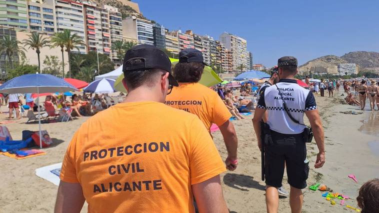 Miembros de Protección Civil patrullan el Postiguet con la Policía Local.