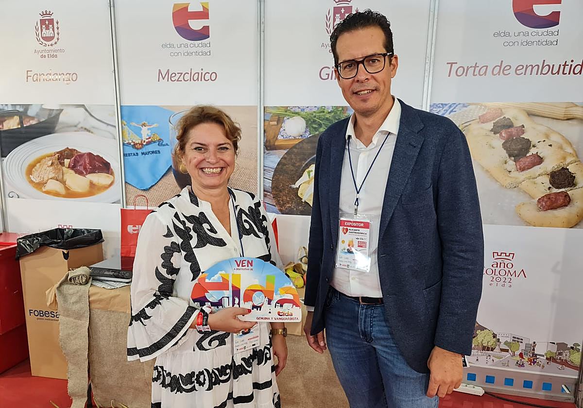 La concejala de Turismo, Rosa Vidal, con el alcalde, Rubén Alfaro.