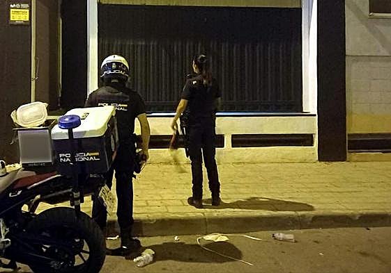 Agentes delante de la nave de trasteros donde se realizó la operación.