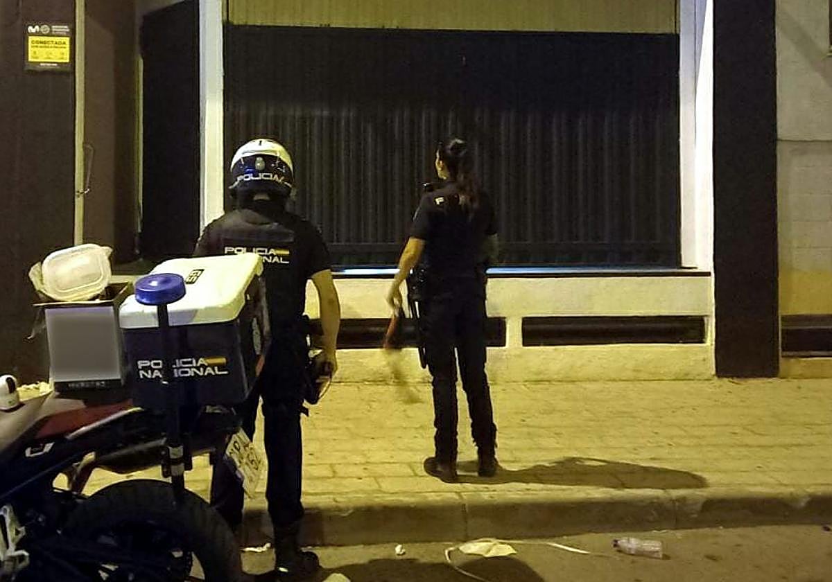 Agentes delante de la nave de trasteros donde se realizó la operación.