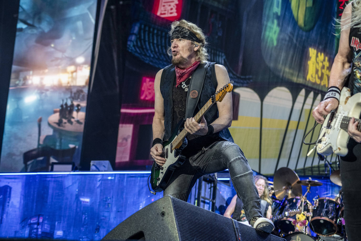 Adrian Smith haciendo gala de su afilado sonido de guitarra.