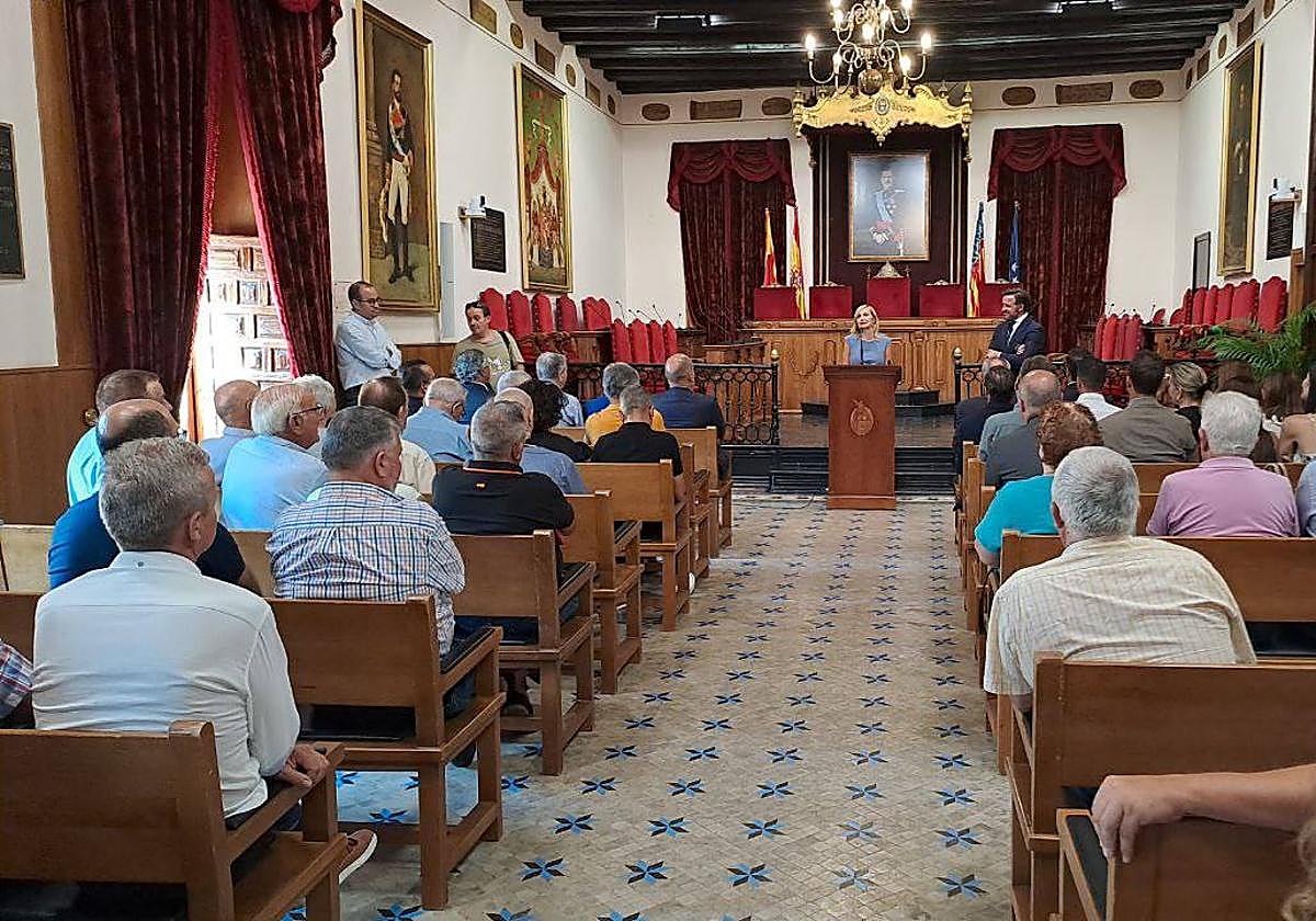 La nueva consellera de Agua, Salomé Pradas, se dirige a los regantes, en el Salón de Plenos del Ayuntamiento.