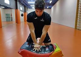 Francisco Salinas haciendo una demostración de la maniobra de RCP.