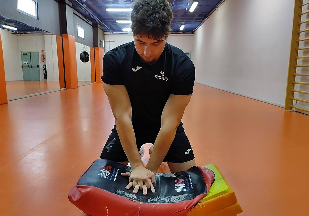 Francisco Salinas haciendo una demostración de la maniobra de RCP.