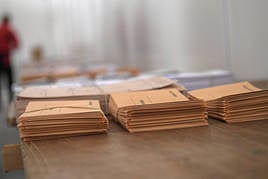 Sobres dispuestos en un colegio electoral.