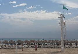 Bandera verde izada en la playa de Xàbia.