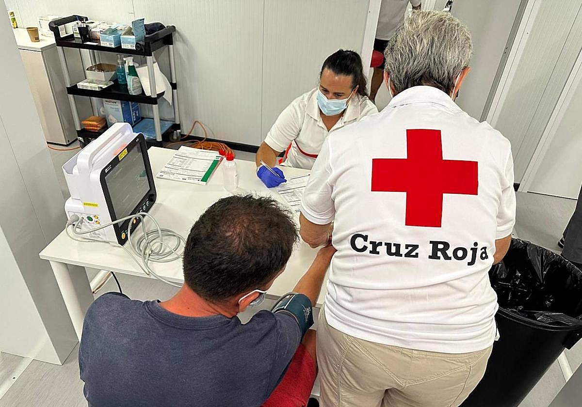 Atención a uno de los inmigrantes en el puerto de Alicante.