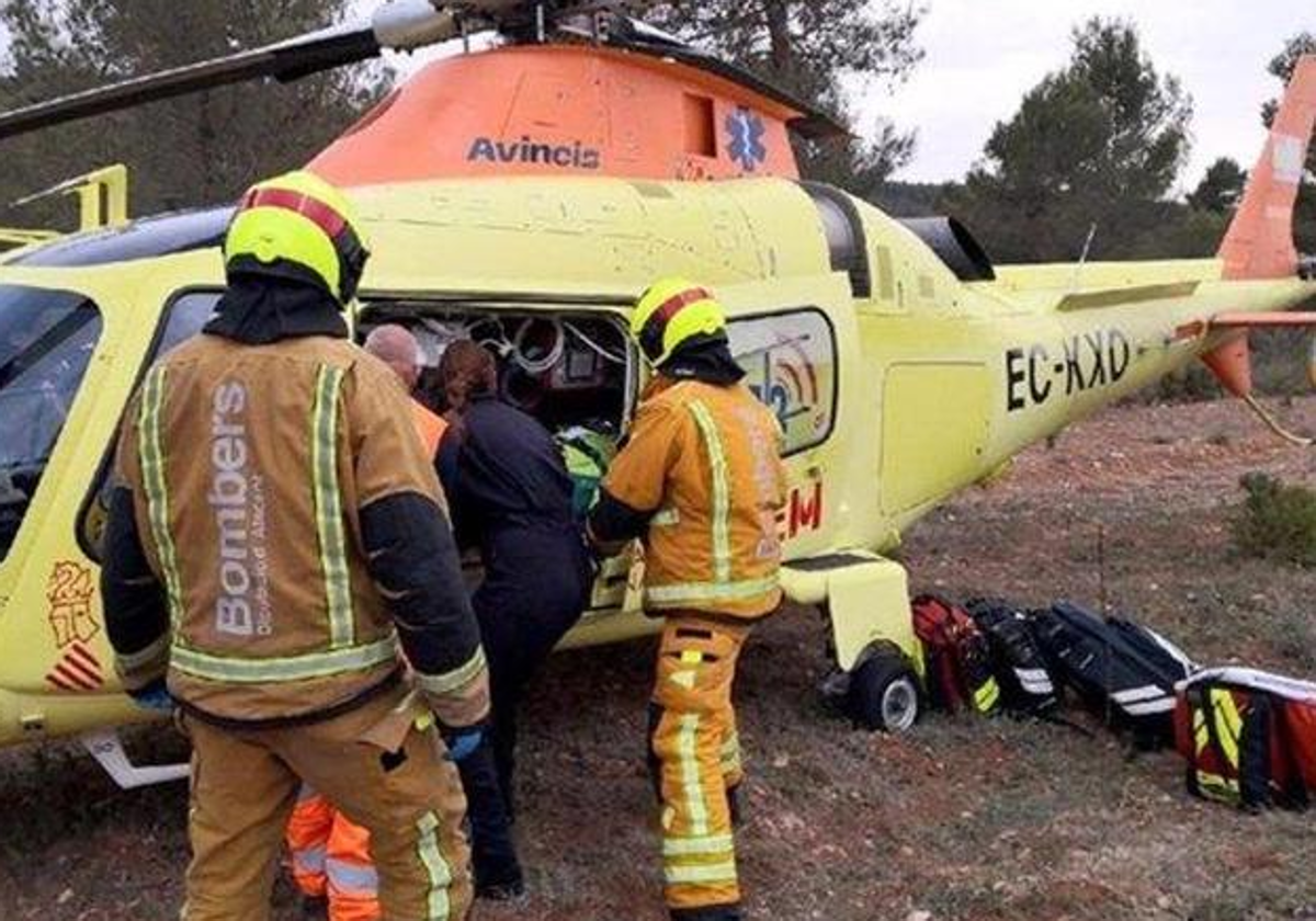 Los bomberos asisten al jóven herido en Banyeres por un accidente con un tractor.