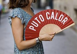 Una mujer combate el calor antes de la llegada de las lluvias al norte de Alicante.