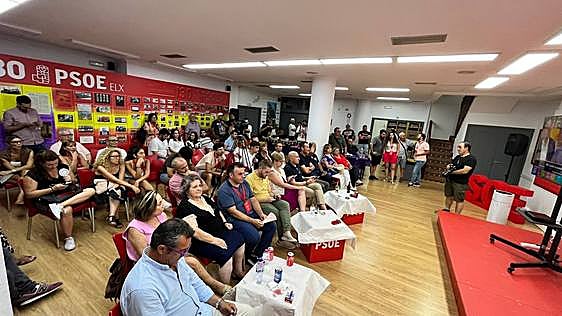Alejandro Soler sigue la noche electoral en la sede del PSOE de Elche.