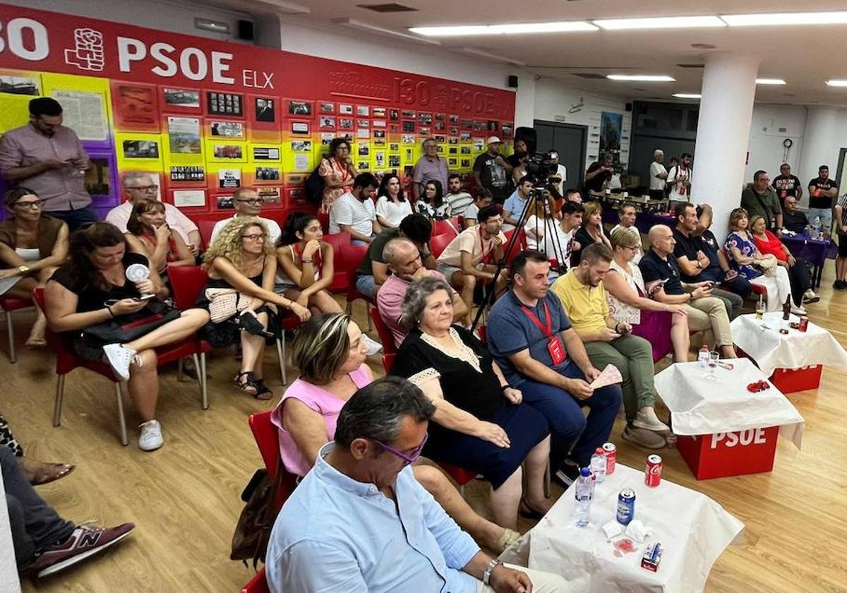 Alejandro Soler sigue la noche electoral en la sede del PSOE de Elche.