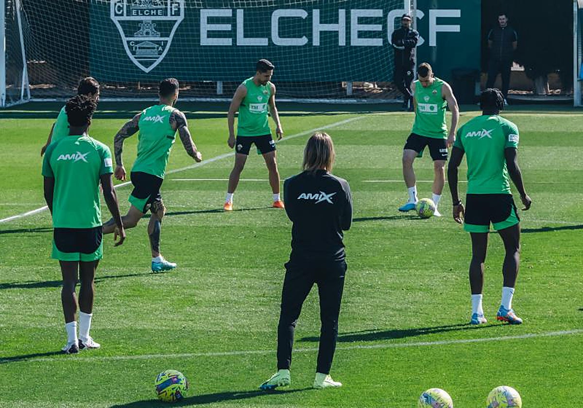 Sebastián Beccacece observa un entrenamiento del Elche