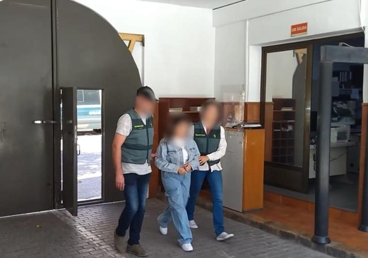 La Guardia Civil detiene a una de las integrantes de la red criminal.