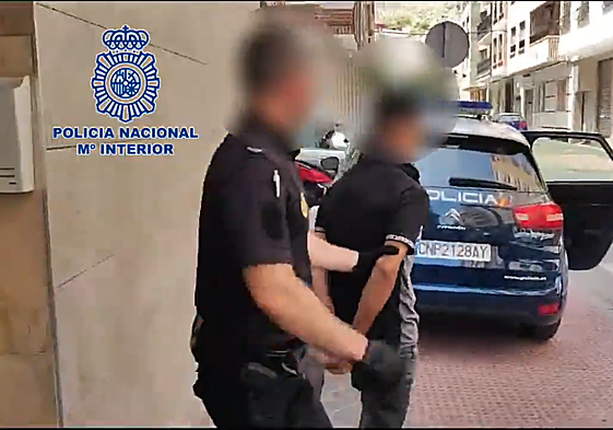 Imágenes de la detención del presunto ladrón en su domicilio.