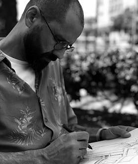 Imagen secundaria 2 - El artista y dos de las obras que muestra en la exposición 'El mar'.