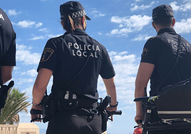 Agentes de la Policía Local de Elche patrullando.
