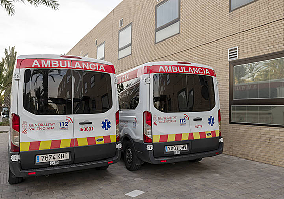 Dos ambulancias estacionadas en el Hospital General Universitario de Elche.