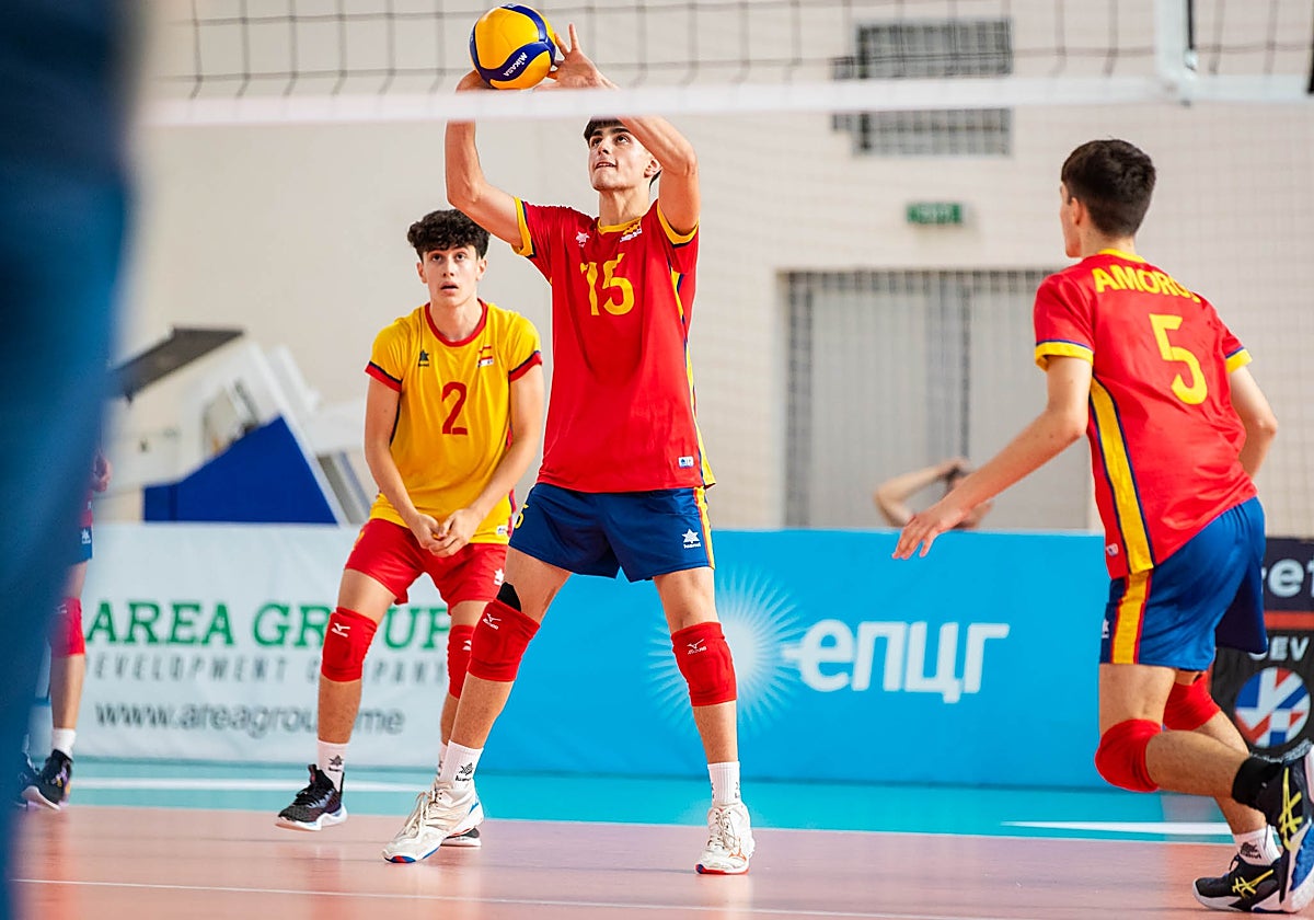 Arel Amorós, a la derecha de la imagen, en una ataque de España