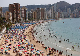 Bañistas disfrutan de la playa de Levante de Benidorm