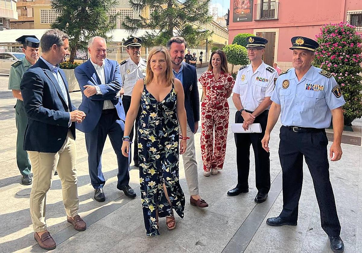La delegada del Gobierno, Pilar Bernabé, con el alcalde de Elche, Pablo Ruz, y representantes de las Fuerzas y Cuerpos de Seguridad del Estado.