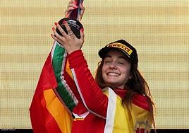 Marta García alza el trofeo del Gran Premio de Valencia