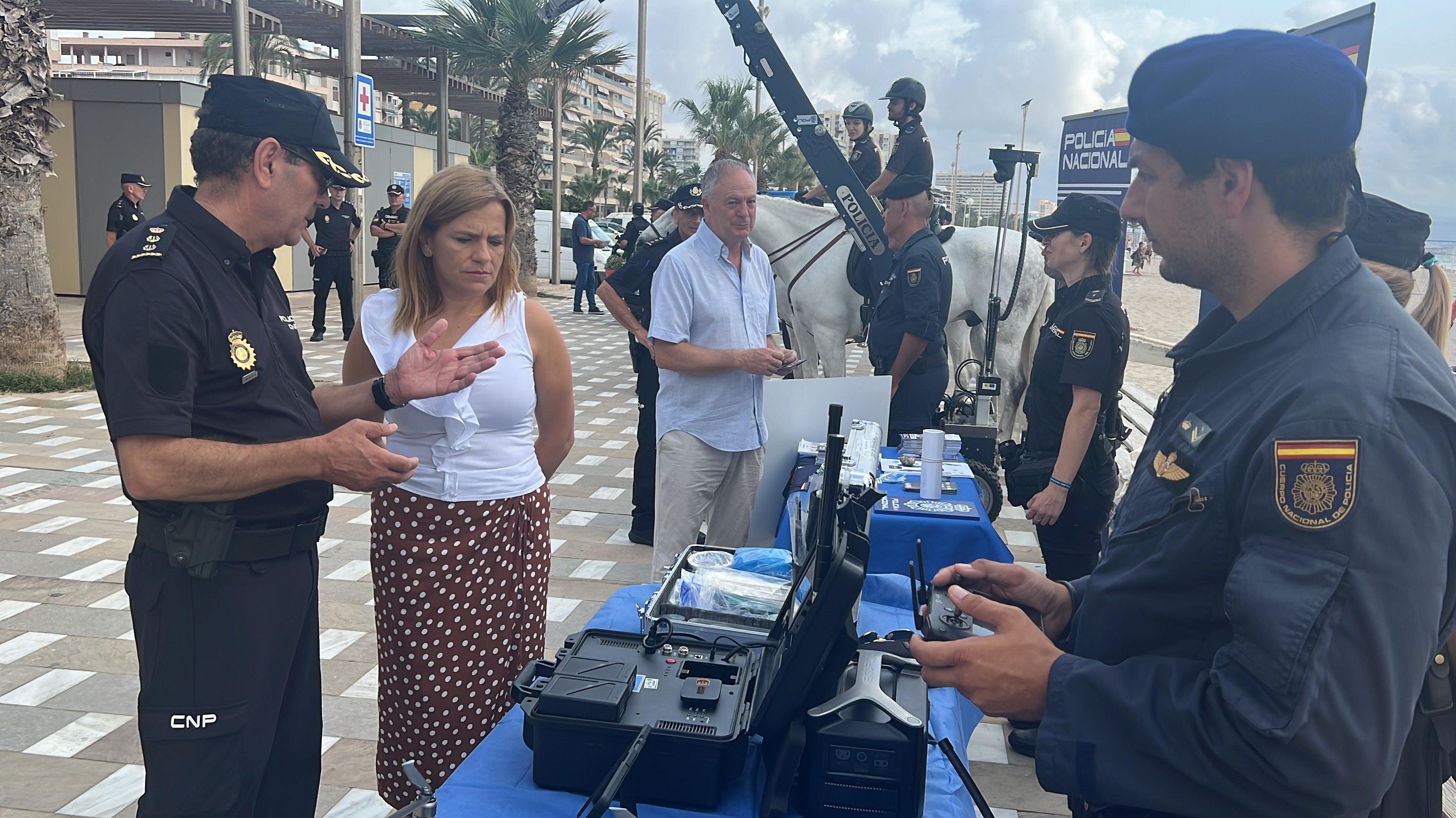 El comisario de la Policía Nacional de Alicante, Manuel Lázaro, muestra uno de los drones del Cuerpo a la delegada del Gobierno en la Comunitat, Pilar Bernabé.