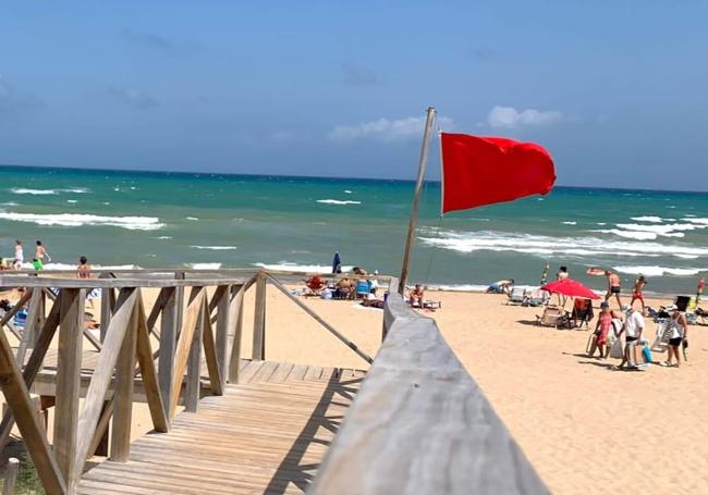 La bandera roja en la playa se pone cuando las olas suponen un peligro para la integridad de las personas