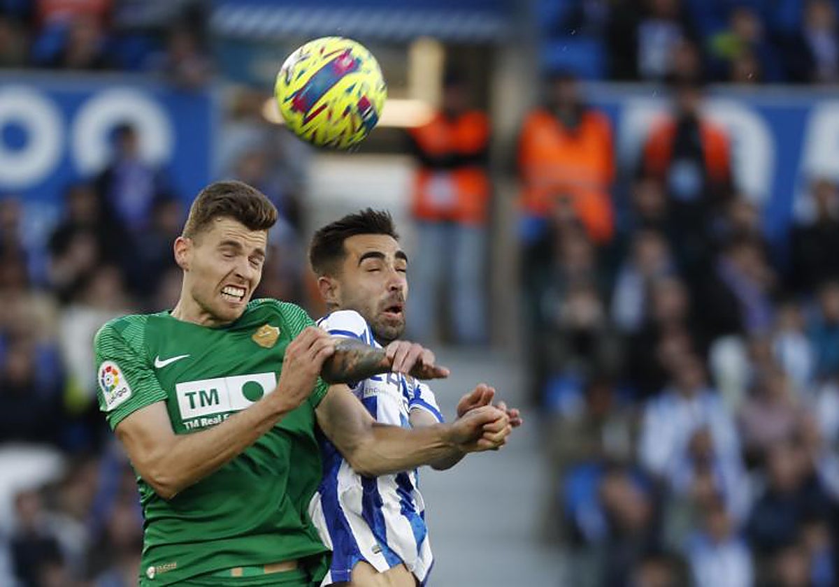 Gumbau disputa un balón aéreo con el realista Brais Méndez