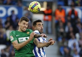 Gumbau disputa un balón aéreo con el realista Brais Méndez