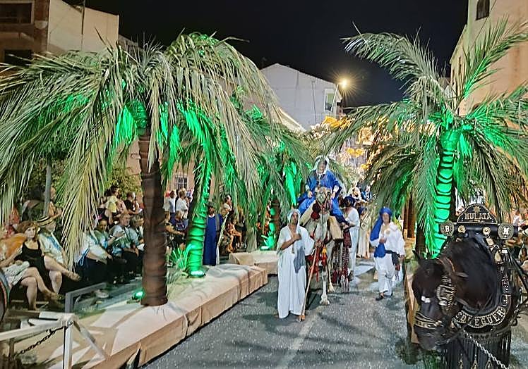 Imagen principal - Varias escenas del boato del rey moro durante el desfile.