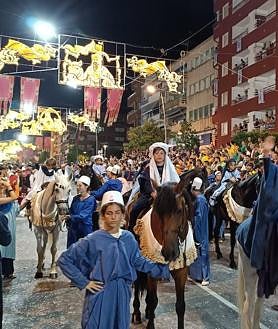 Imagen secundaria 2 - Varias escenas del boato del rey moro durante el desfile.