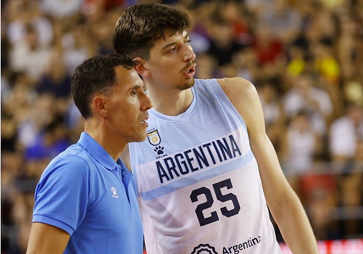 El seleccionador argentino Pablo Prigioni da instrucciones a un jugador
