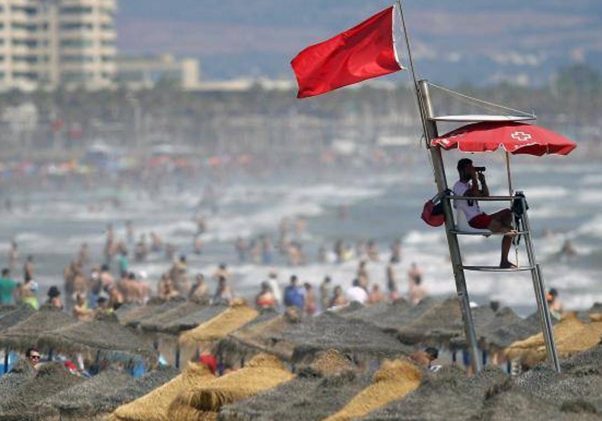 La bandera roja en las playas implica riesgo para la salud del bañista