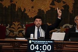 El alcalde en una de las votaciones.