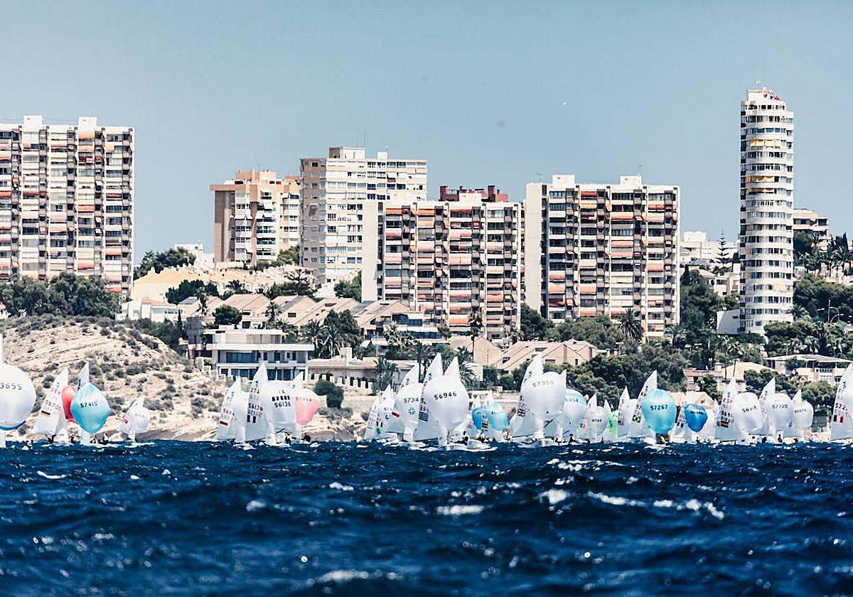 Espectacular empopada con la ciudad de Alicante al fondo.