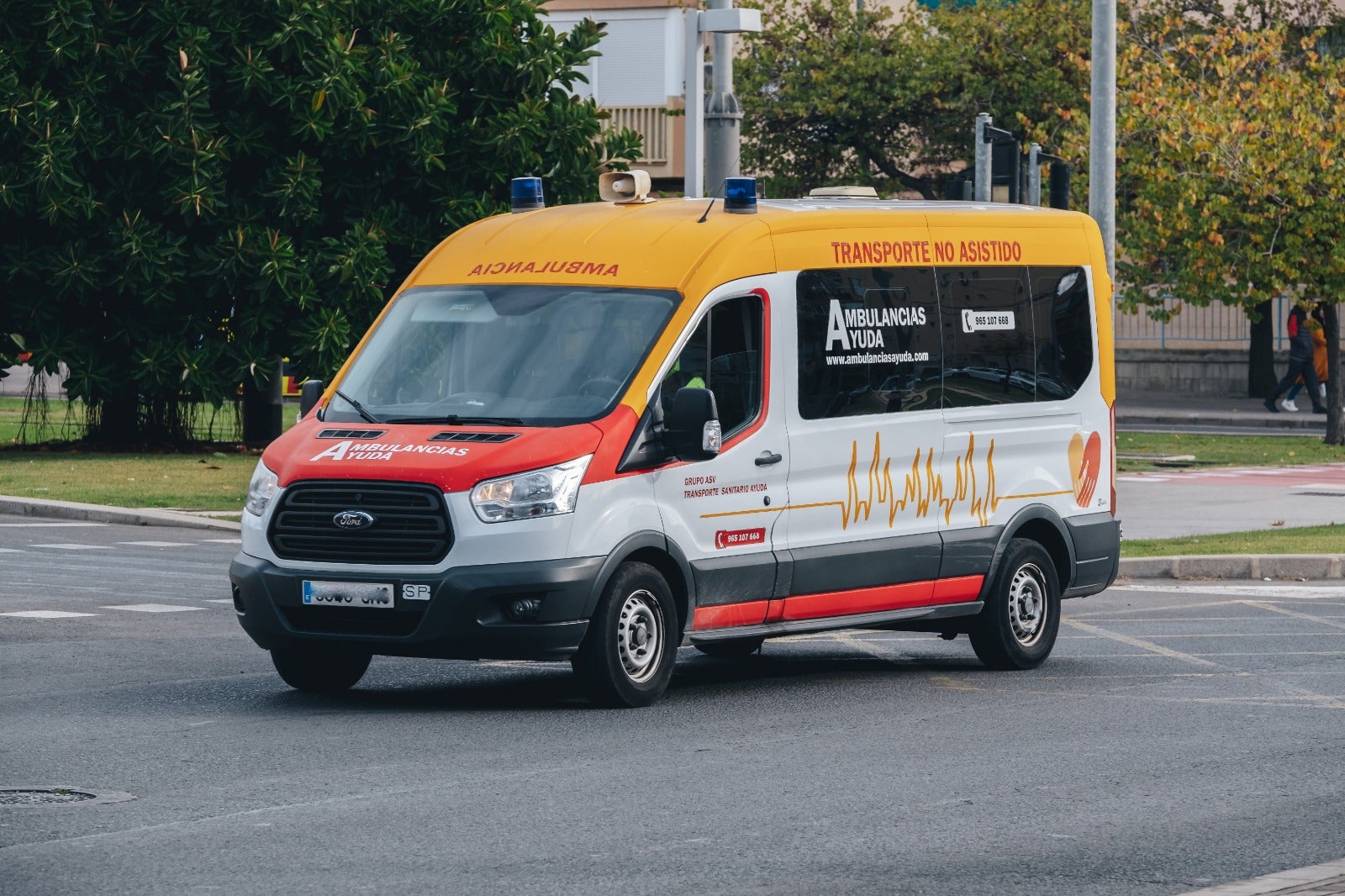 Una ambulancia acude a un aviso del CICU.