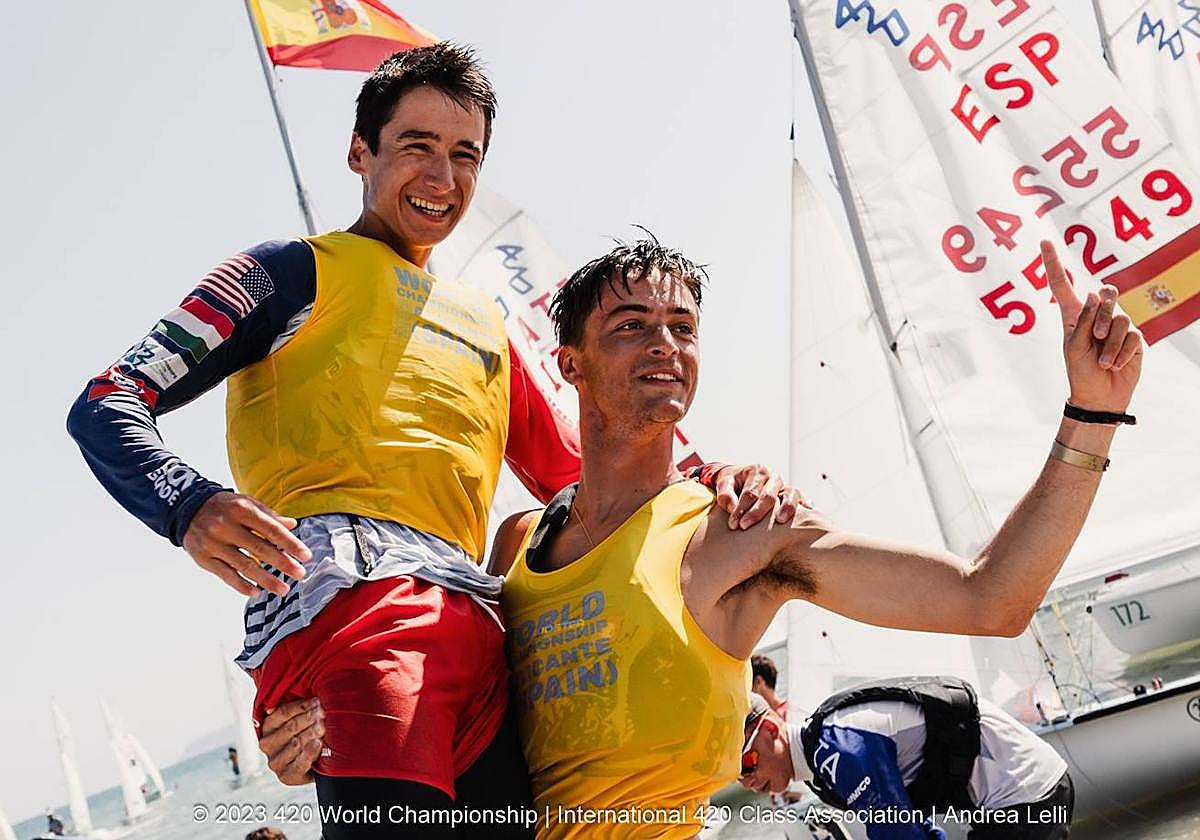 Pol Mateu y Alejandro de Maqua celebrando en el RCR Alicante tras proclamarse campeones del mundo.