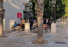 Los pacientes esperan a las 8 horas de la mañana para acceder a las analíticas