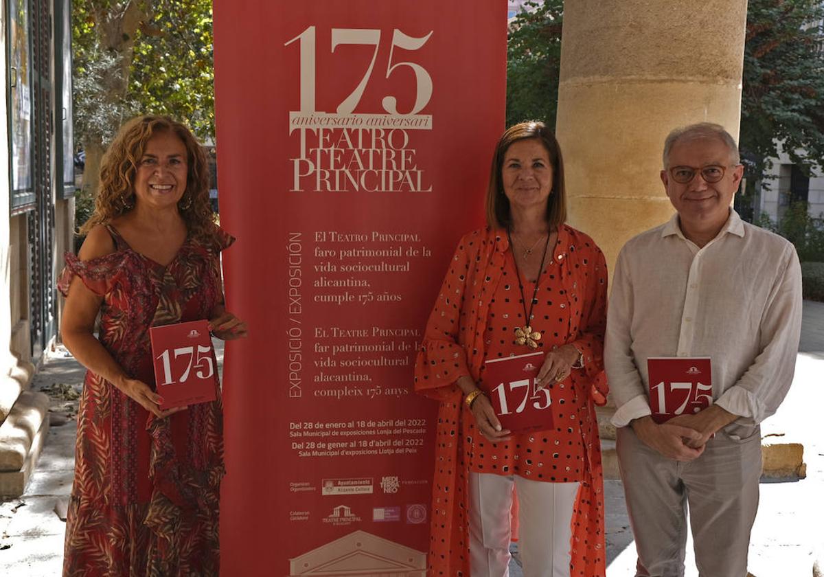 María Dolores Padilla, Ana Ponsoda y Abel Guarinos presentan la memoria del 175 aniversario del Principal